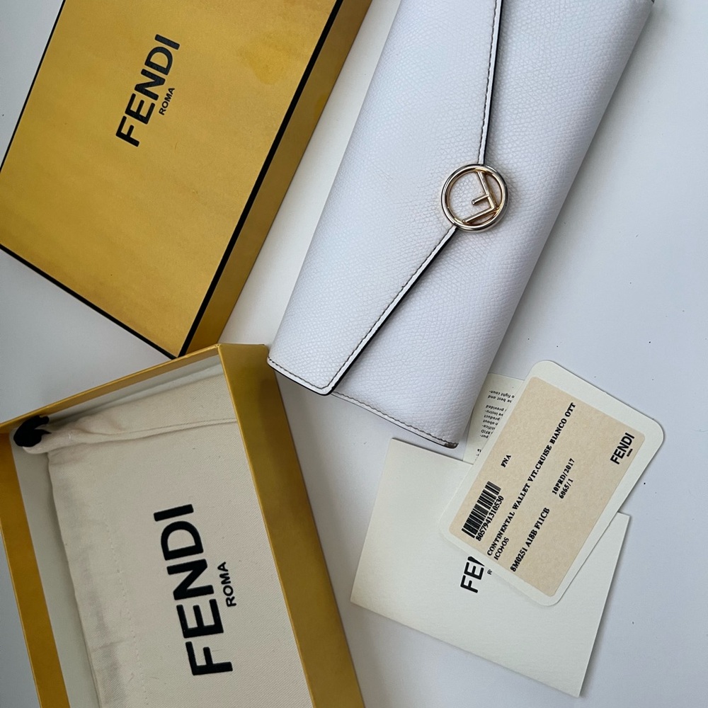 Fendi White Elegant Wallet - Picture 2 of 4